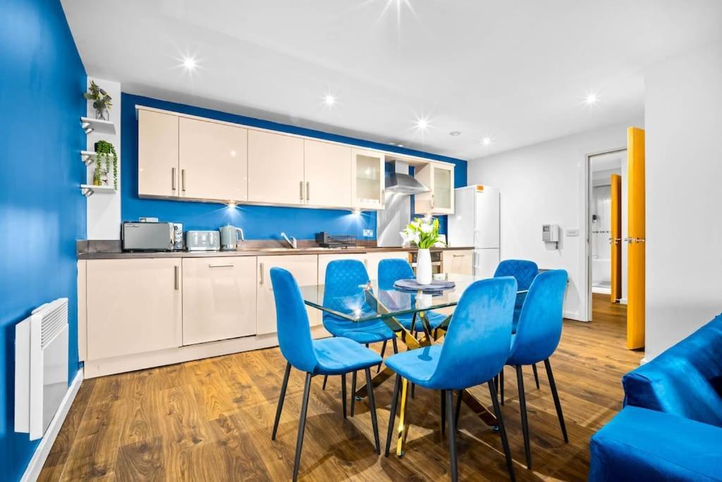 Top Floor City Centre Apartment - Sleeps 7 - 4 Beds - With Balcony And Parking - Smart Tv'S On Each Bedroom Wall - 5 Mins From Bullring, Selfridges, Moor Street Station - By Zena Stays Birmingham Ngoại thất bức ảnh
